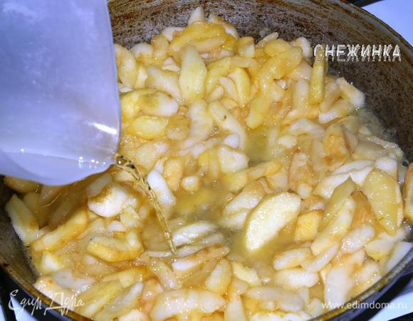 Отправьте туда яблоки. Томите до выпаривания жидкости на большом огне. Затем влейте вино, дайте ему выпариться.