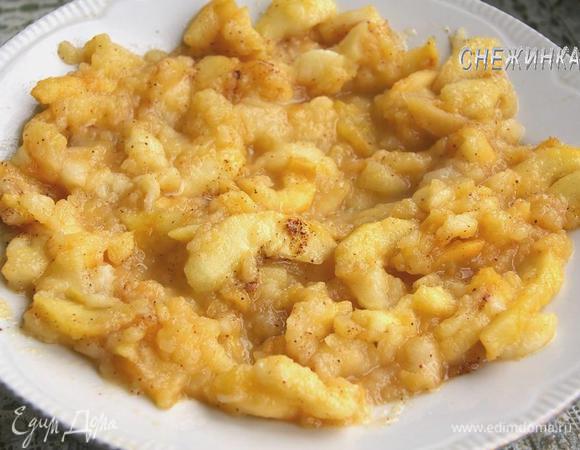 Когда жидкость выпарилась, добавьте 1 ч. л. корицы, перемешайте, снимите с огня. Начинка готова, дайте ей остыть.