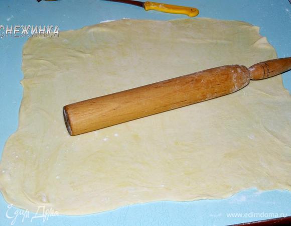 Тесто раскатайте на припыленной мукой поверхности как можно тоньше в виде прямоугольника.