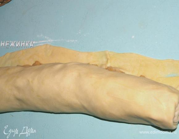 Желток отделите от белка. Оставшийся свободным край теста смажьте белком и загните.