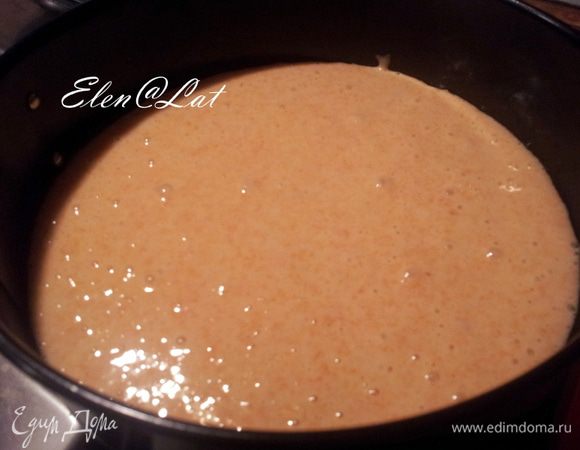 Форму смазать маслом или застелить пергаментом. Выпекать поочередно 3 коржа. При 200С, 10-15 минут. Проверять готовность коржей деревянной шпажкой, она должны быть абсолютно сухой.