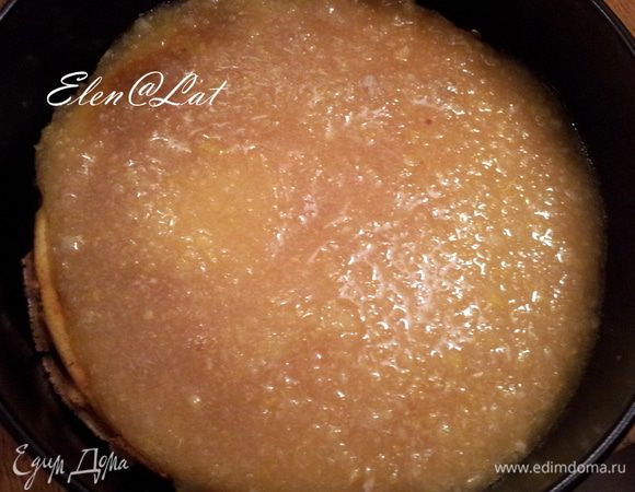 Коржи промазать лимонно-сахарной смесью и верхний корж тоже. Начинку не жалейте, коржи очень хорошо ее впитывают и поэтому пирог получается очень сочный))))