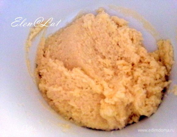 С персиков слить жидкость (в мисочку).
150 мл отставить, остальное можно выпить))))
Размягченное сливочное масло взбить с сахаром, ванильным сахаром и солью.
