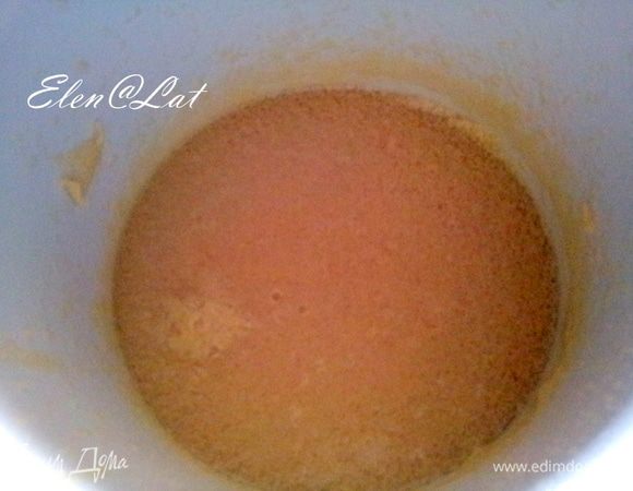 Продолжая взбивать, добавить сироп от персиков.

