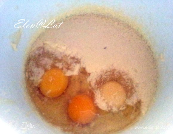 Добавить к тесту яйца, взбить.