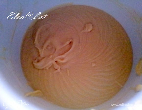 Всыпать муку, смешанную с разрыхлителем. Перемешать на маленькой скорости, почти как ложкой.