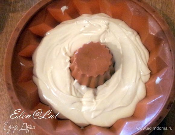 Начинаем укладывать наш кекс. У меня силиконовая форма, я ее ничем не смазывала. Итак 1/2 теста выложить в форму.