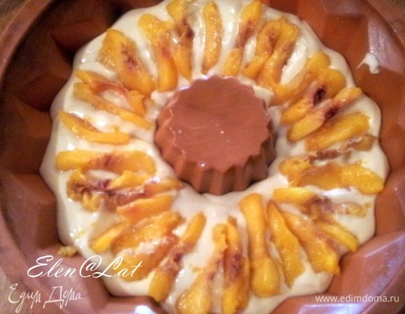 Персики порезать на дольки средней толщины.Выложить на тесто плотно половинки песиков срезом верх.
