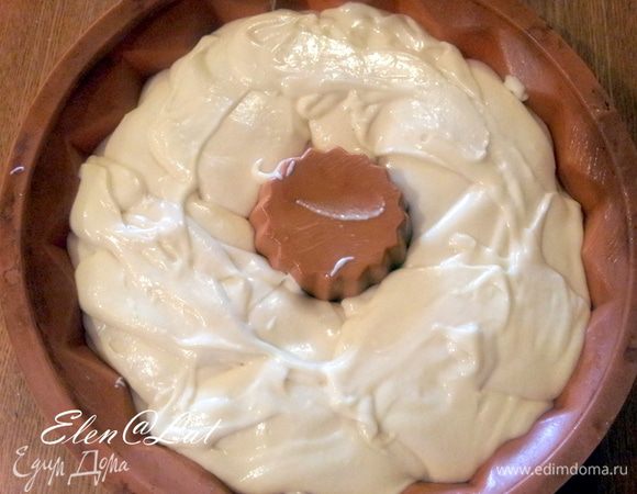 Сверху выложить оставшееся тесто.
Поставить форму с тестом в заранее разогретую до 180 С духовку.