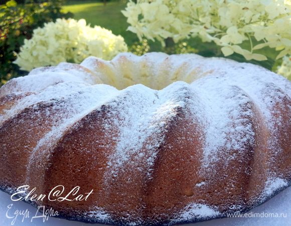 Выпекать до готовности. У меня это заняло где-то 40 минут. Готовность проверять деревянной шпажкой, она должна быть сухая.
Остудить кекс в форме.
Выложить на тарелку остывший кекс и посыпать сахарной пудрой.
Все скорее наливайте чай и наслаждайтесь оооочень вкусным и оооочень нежным кексом)))))