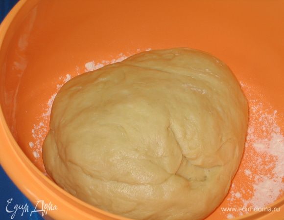 Замесить тесто: смешать все ингредиенты и оставить на 30 минут в теплом месте. Затем немного подмесить и оставить еще на 1 час  под крышкой или полотенцем