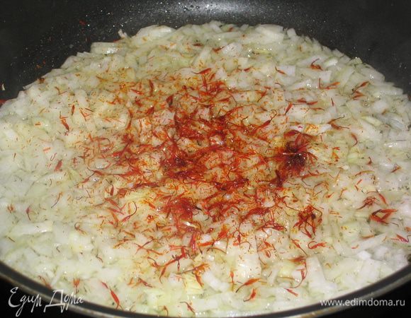 Лук мелко нарезать, выложить на сковороду с топленым маслом с добавлением соли, сахара и шафрана