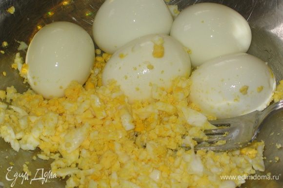 Яйца отварить, почистить и сложить из в большое блюдо....размять вилкой (достаточно мелко)