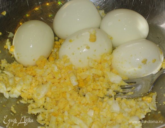 Яйца отварить, почистить и сложить из в большое блюдо....размять вилкой (достаточно мелко)