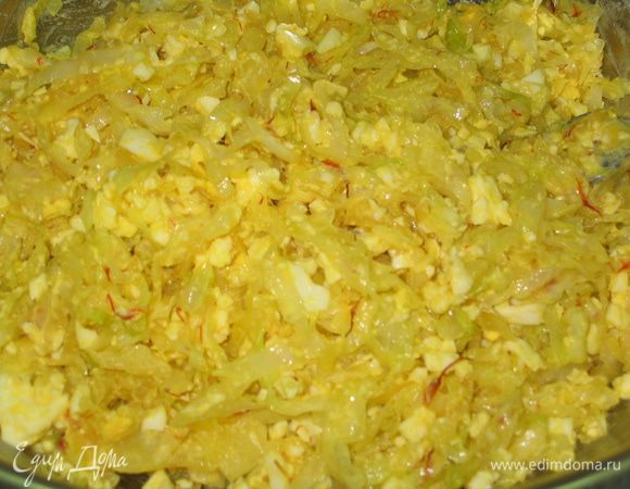 Добавить к измельченным яйцам капусту, посолить и перемешать...начинка готова