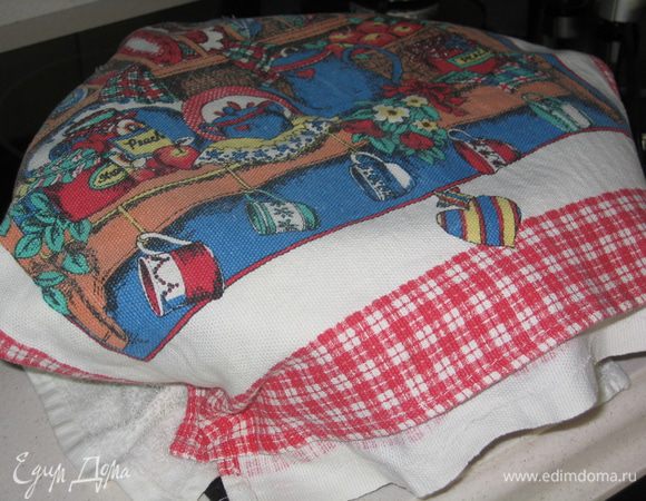 Поставить в духовой шкаф, предварительно разогретый до 180 градусов...выпекать 40 минут. Готовый пирог смазать сливочным маслом, накрыть полотенцем и оставить на 10-15 минут