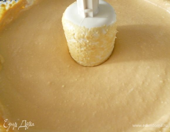 Творожная начинка:к творогу добавить яйца, сахар, сметану, манку, вареную сгущенку, растереть до однородной смеси. Поставить в холодильник на 30 минут. Сметану лучше брать густую. Я использую домашнюю с рынка.Творожную смесь лучше всего приготовить с помощью комбайна,тогда она получается очень воздушной.