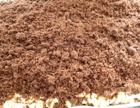 Сверху посыпаем крошкой. Выпекаем при температуре 170 градусов 45 минут. Готовый пирог достать из духовки, накрыть полотенцем и дать полностью остыть. Приятного аппетита!