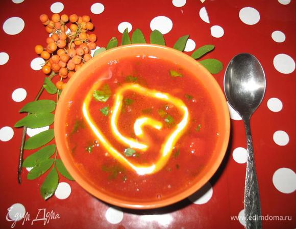 Подавайте борщ со сметаной, салом и хлебом. Приятного аппетита!