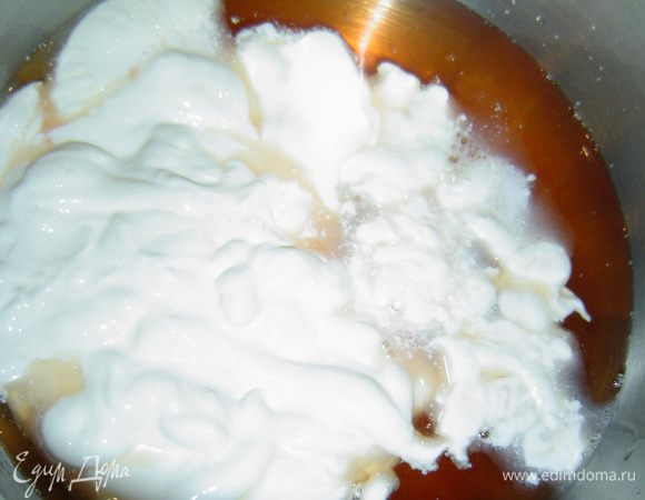 К желе добавляем сметану и сахарную пудру (по вкусу),