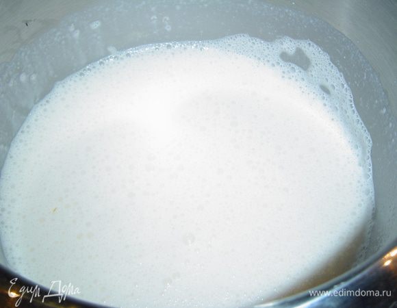 Затем взбиваем миксером не менее 5 минут, чтобы десерт обогатился пузырьками.