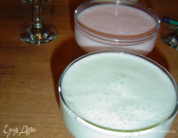 Разливаем десерт по стаканам и отправляем в холодильник до полного застывания.