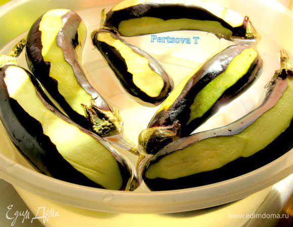6 шт баклажан ( очистить полосками и кладем целиком в большой миски соленой водой на 30 мин, сверхо кладем тарелку