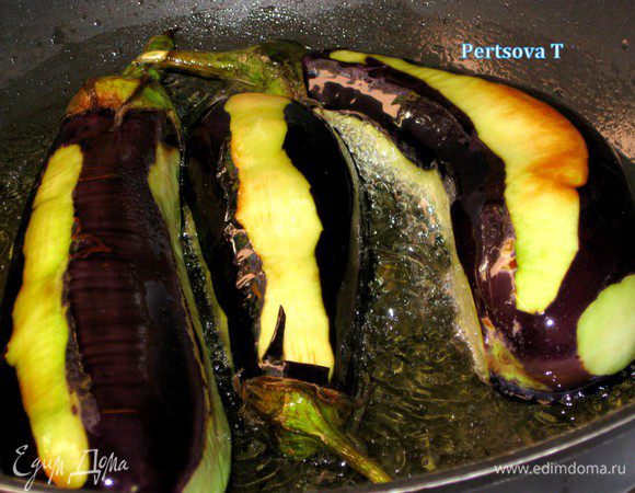 Баклажаны вынуть из соленой воды, обсушить бумажным полотенцем и обжарить в большом количестве раст.масле до румяности .