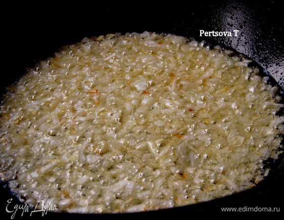 Кладем в глубокую сковороду оливковое масло , лук и обжарить до золотистого цвета.