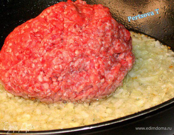 Добавить фарш и постояно перемешивая тушим минут 7.