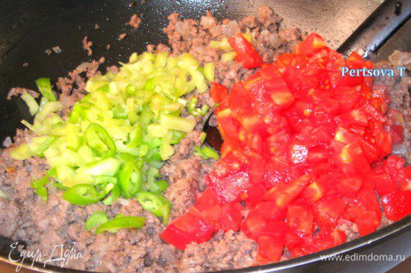 К луку и фаршу добавить помидоры и зеленый перец перемешать и тушить минуты 3 .
