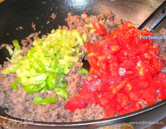 К луку и фаршу добавить помидоры и зеленый перец перемешать и тушить минуты 3 .