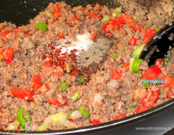 Добавить соль, черный,красный перец перемешать и снять с огня.