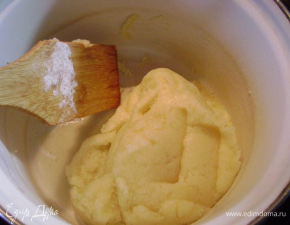 Кастрюлю опять поставить на плиту. На слабом огне постоянно помешивать массу до образования большой клецки. На дне кастрюли должен появиться белый налет.
