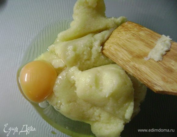 Заварное тесто переложить в миску и примешать к нему яйцо. Второе яйцо добавить после того, как первое будет тщательно перемешано с тестом. Таким же образом добавить третье яйцо. 