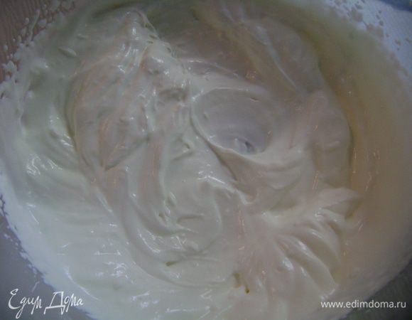 Сливки взбить до устойчивых пиков.