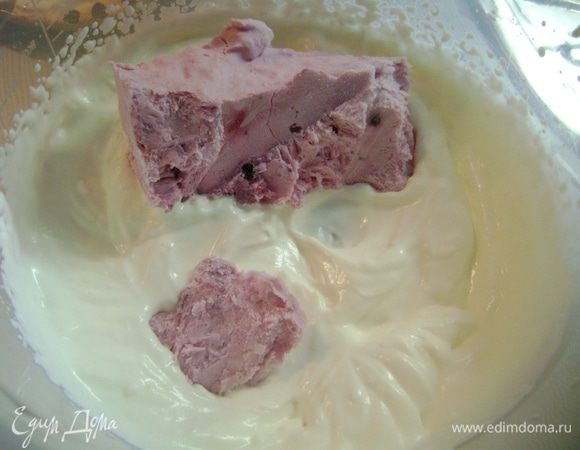 Добавить мороженое (у меня было самодельное сливочно-йогуртное с вишней). Если мороженого нет, можно добавить йогурт, сахарную пудру и любые ягоды. Влить сгущенное молоко и все перемешать.