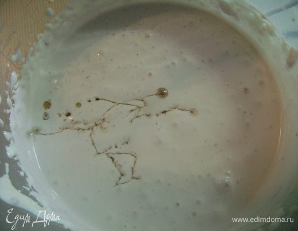 Затем влить остывший желатин и перемешать крем.