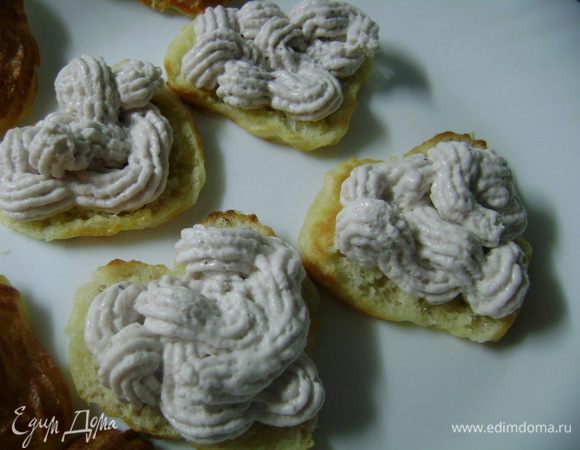 Остывшие сердечки разрезать пополам, нанести из кондитерского шприца (мешка) крем на нижнюю половинку.