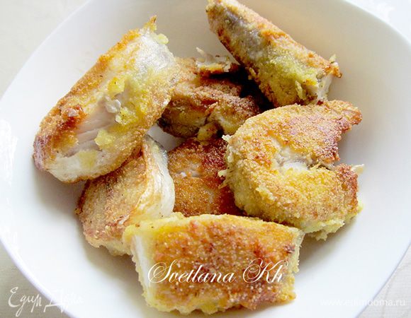 Рыбу нарезать кусочками, посолить, сдобрить специями для рыбы, полить лимонным соком. Дать промариноваться полчаса-час.
Кусочки рыбы обвалять в кукурузной муке и поджарить.
 