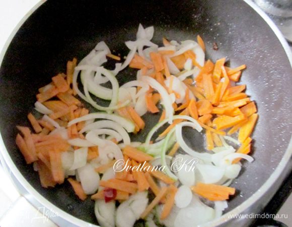 В сотейнике поджарить лук. Добавить морковь, немного потушить.