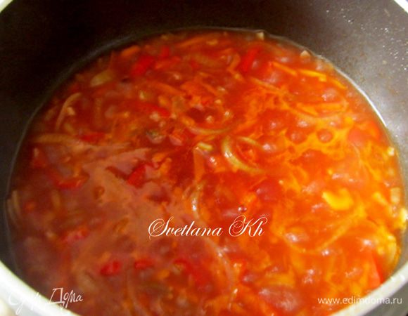 Добавить томатную пасту. Залить кипяченой водой, посолить. Дать покипеть 5 минут.