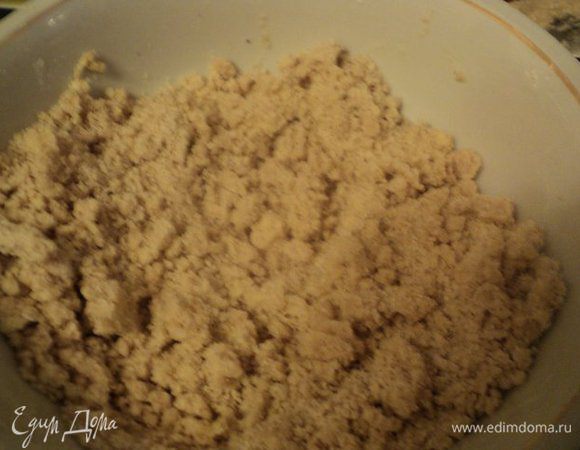 Охлажденное масло порезать небольшими кусочками, добавить в муку, смешанную с 2-мя ст. ложками сахара и солью, и порубить ножом в крошку (можно это сделать в блендере). Затем добавить ледяную воду и быстро замесить тесто.