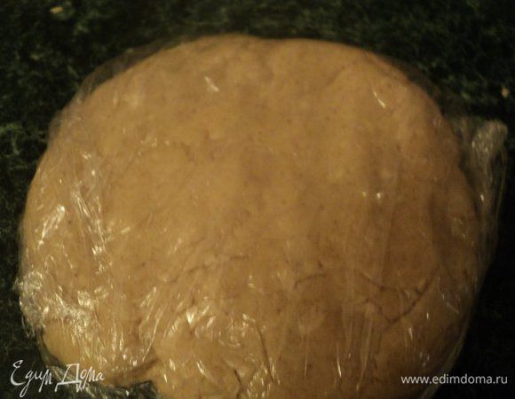 Скатать тесто в шар, приплюснуть в лепешку. Завернуть в пищевую пленку и положить в холодильник на 30 мин.   