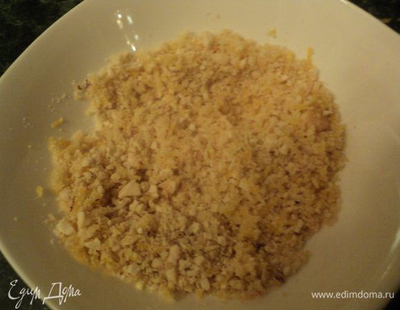 Миндаль залить на 5-7 мин. горячей водой, затем очистить от кожицы. Подсушить и измельчить в блендере не очень мелко. Смешать миндаль, 1 ст. ложку сахара и цедру лимона.                                                                                                   