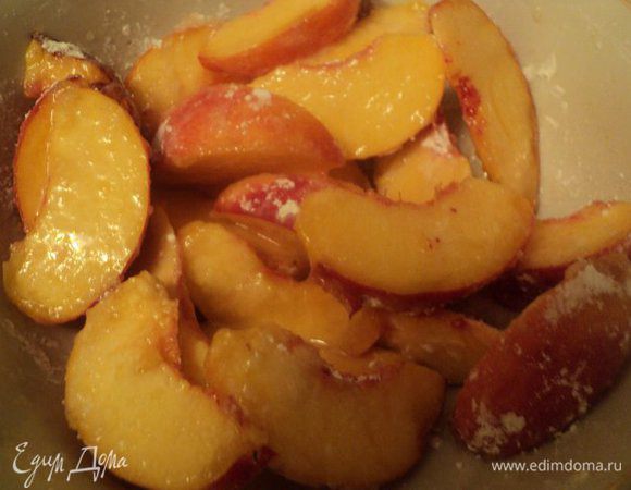 Приготовить начинку: персики порезать дольками, удалив косточки. Осторожно смешать персики с 3 ст. ложками сахара, крахмалом.
