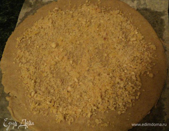 Противень застелить бумагой для выпечки, смазать маслом. Выложить тесто, посыпать миндалем с цедрой лимона.                                                                                                                       