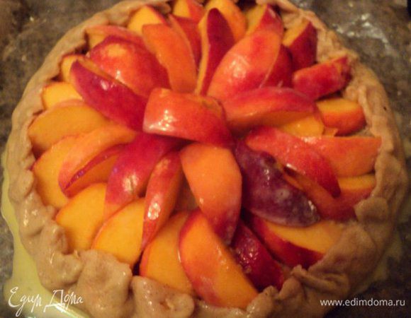 Края лепешки защипнуть, что бы получился бортик. Смазать пирог слегка взбитым яйцом.