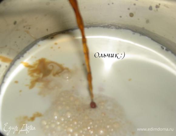 Молоко и сливки со стручком ванили (разрезать пополам, но не выскабливать) прогреваем, не доводя до кипения, снимаем с огня и даем настоятся 20 минут. Стручок удаляем, добавляем кофе и кофейный экстракт.