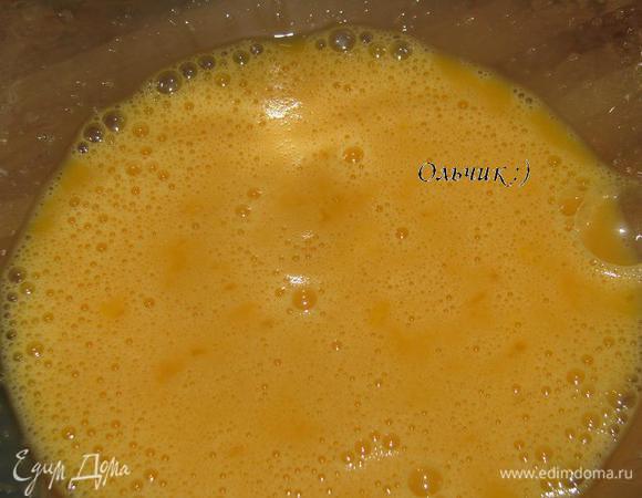 В глубокой посудине взбиваем яйца, желток и сахар с ванилином (если вы им заменили ваниль). Без фанатизма, нужно просто чтобы все ингредиенты хорошо смешались.